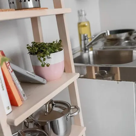 Apartment Affordable Studio In Vibrant Central Location. Sg5 *